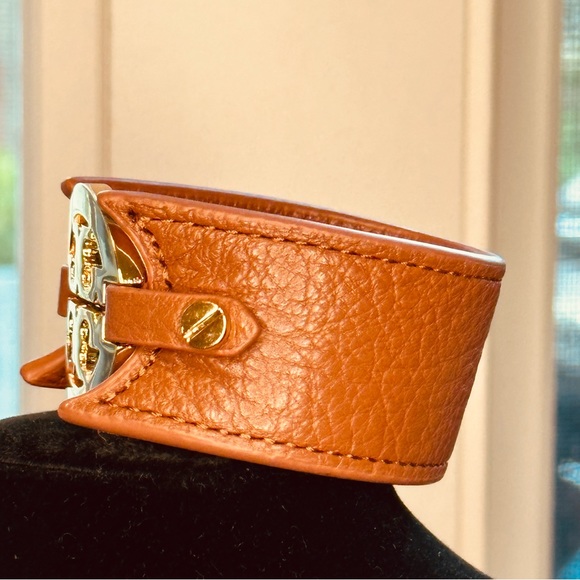 Tory Burch - Reva Logo cuff bracelet, brown leather and gold hardware - Picture 4 of 9